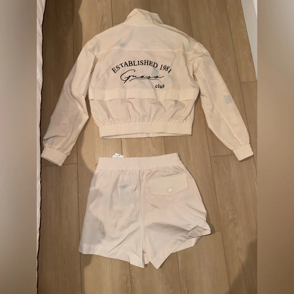 Guess Set - Picture 2 of 3